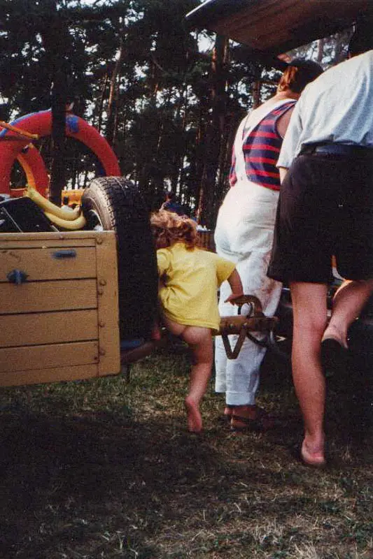 Kind klettert über Anhängerkupplung