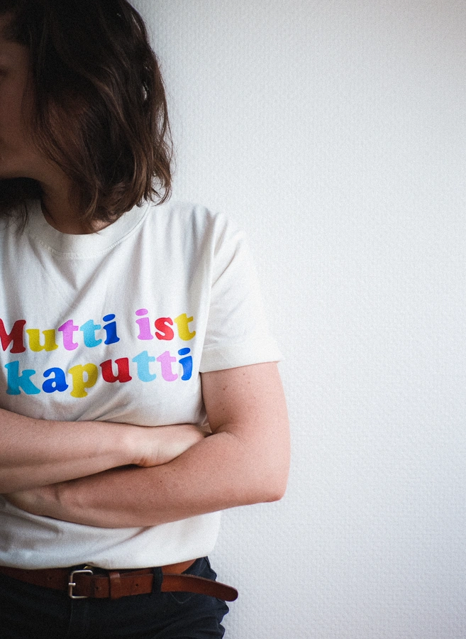 Gründerin Kmmrgrphy, mit Shirt Mutti ist kaputti