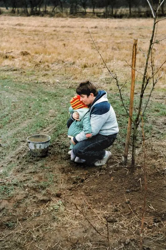 Mama umarmt Kind liebevoll