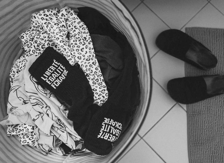 Wäschekorb mit Socken: Liberté, Égalité, FckAFDé