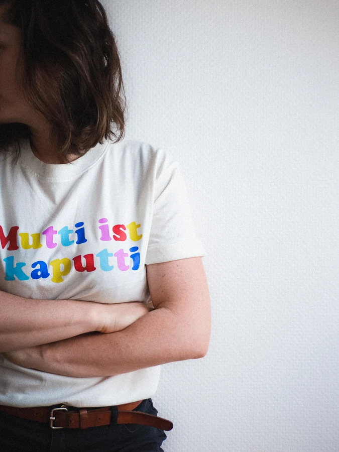 Gründerin Kmmrgrphy Ulrike Kämmerer, mit Shirt Mutti ist kaputti