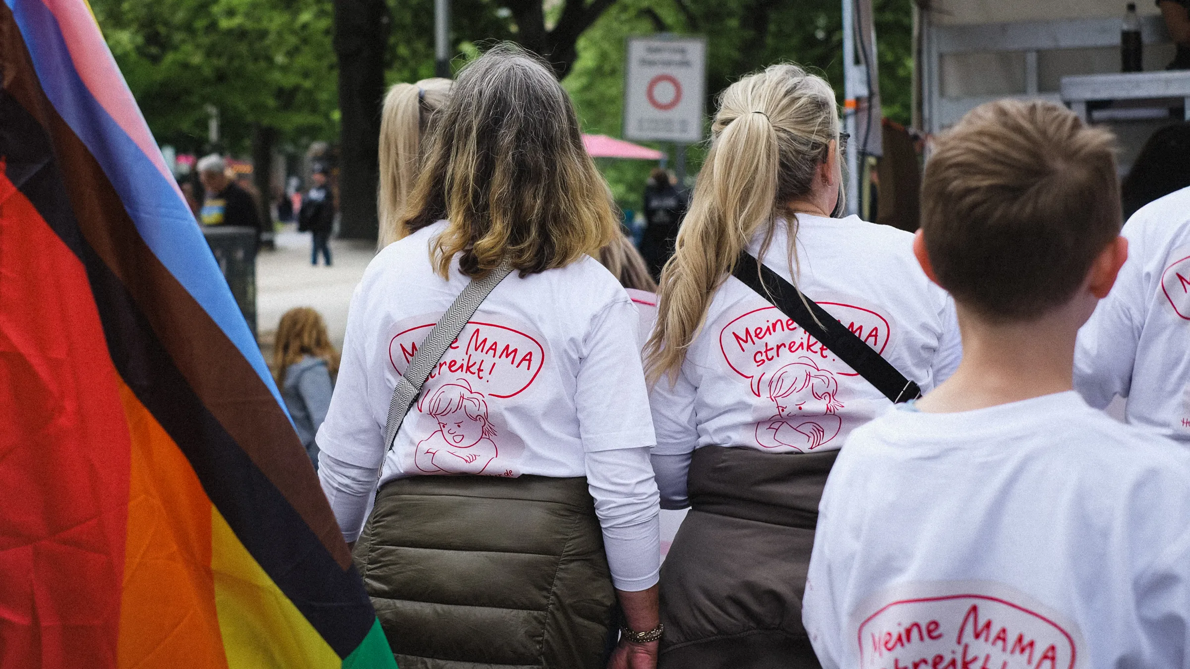 Zwei Frauen bei der Demo Hunderttausend Mütter vor dem Brandenburger Tor