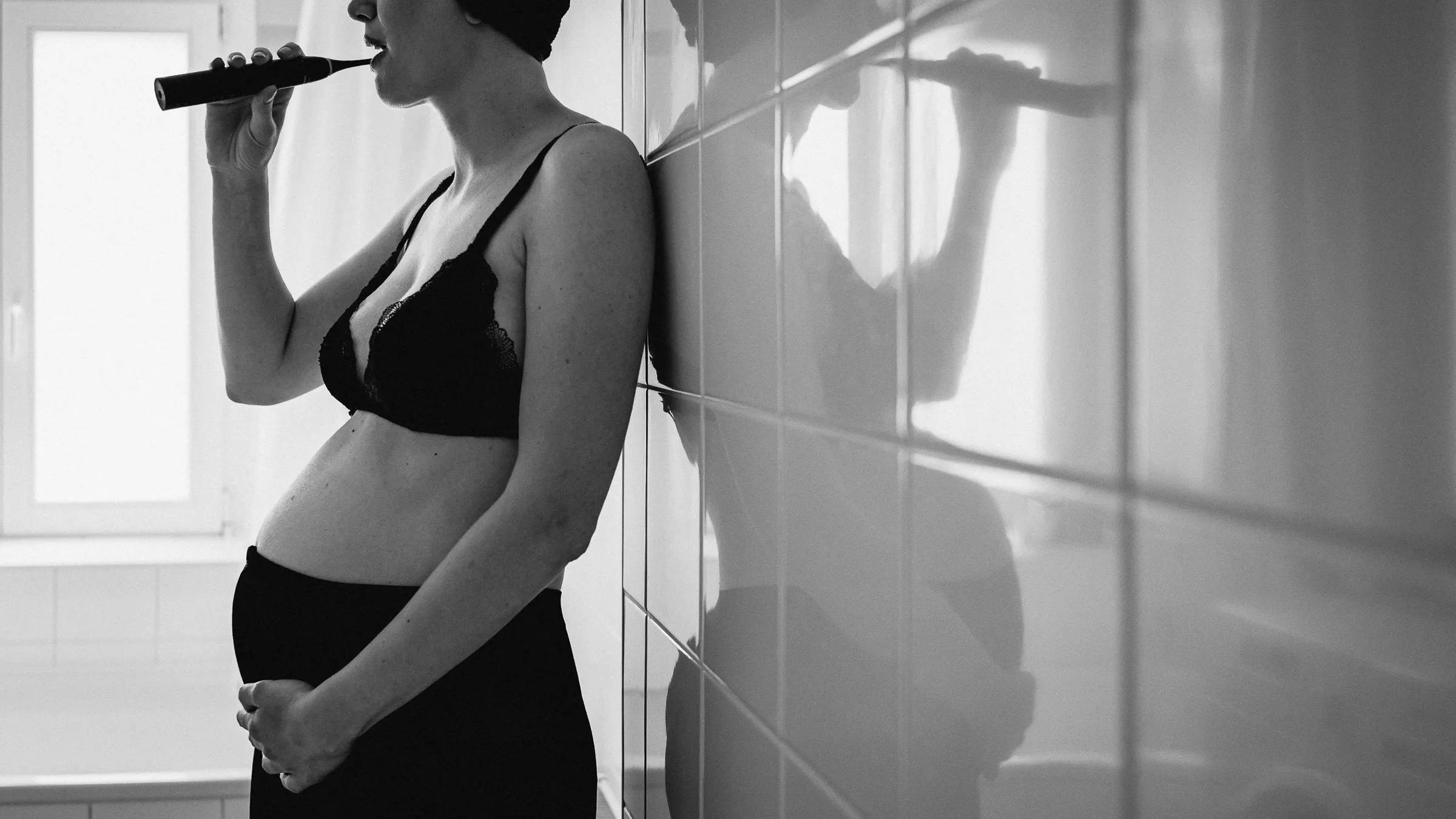 Babybauchfotos Berlin, schwangere Person beim Zähneputzen, Kmmrgrphy.