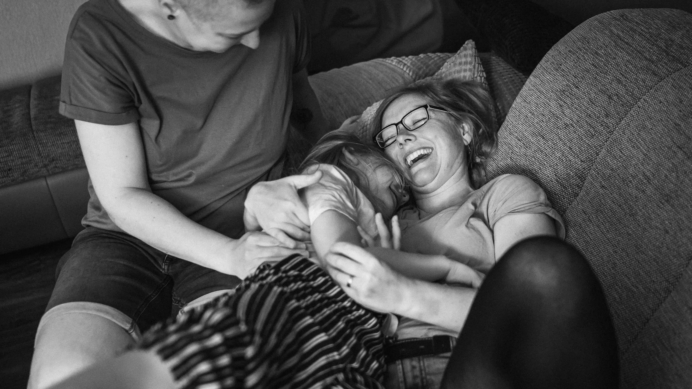 Familienshooting Berlin, gleichgeschlechtliches Paar lacht mit Kind, Kmmrgrphy.